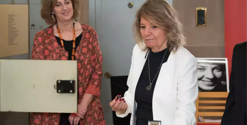 	   La presidenta de la Fundación Walsh Facio, Graciela García, muestra la tortuga Manuelita entregada a la Caja de las Letras y, detrás, la secretaria general del Cervantes, Carmen Noguero