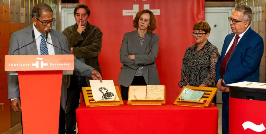 Desde la izda.: el presidente de la Fundación Nicolás Guillén y nieto del poeta, Nicolás Hernández Guillén; el director del Cervantes, Luis García Montero; la secretaria general del Instituto, Carmen Noguero; la mujer de Nicolás Hernández, María Virginia