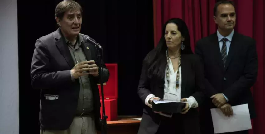 De izda. a dcha.: el director del Cervantes, Luis García Montero; la fotógrafa e hija del escritor peruano, Morgana Vargas Llosa y el director de la Cátedra Vargas Llosa, Raúl Tola.