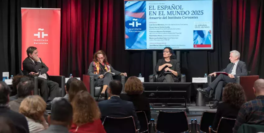 n el coloquio, que se celebró durante la presentación del anuario del Cervantes, participaron (desde la izda.) su director, Luis García Montero; Ruth Rubio, catedrática de derecho constitucional en la Universidad de Sevilla; María Luz Esteban, directora del Centro de Normalización Lingüística de la Lengua de Signos Española (CNLSE), y Álvaro García Santa-Cecilia, director Académico de la institución