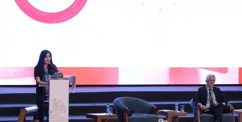 La directora de Cultura del Cervantes, Raquel Caleya, y a su derecha el director Académico de la institución, Álvaro García Santa-Cecilia, durante la presentación de proyectos del Instituto.