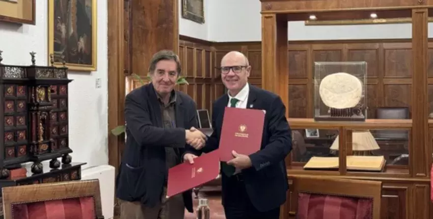 El director del Instituto Cervantes, Luis García Montero, y el rector de la Universidad de Granada, Pedro Mercado