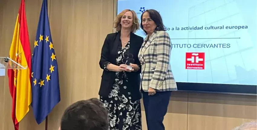 	   Carmen Noguero (izda.), secretaria general del Instituto Cervantes, recoge el Premio Aquí Europa en las sede de la REPER de Bruselas, esta mañana