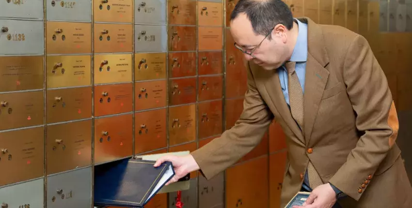 El director del Centro de Estudios Mexicanos UNAM-España, Ciro Murayama, deposita parte del legado de Rosario Castellanos, entre ellos una primera edición de "Balún Canán"