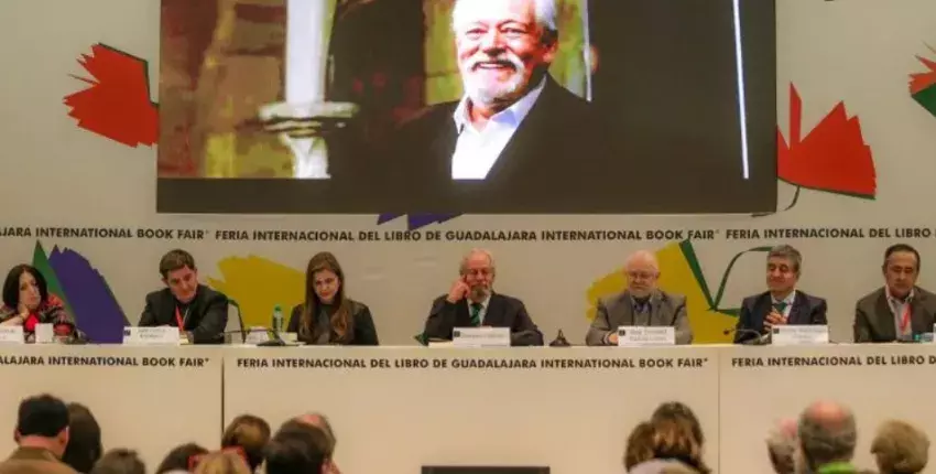 García Montero (2.º izda.), en el homenaje a Celorio en la FIL 2025 