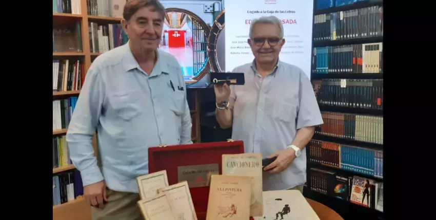  A la izda. el director del Instituto Cervantes, Luis García Montero, junto al presidente de la editorial, José Juan Fernández Reguera, detrás del legado cedido por Losada, que incluye su primer libro publicado