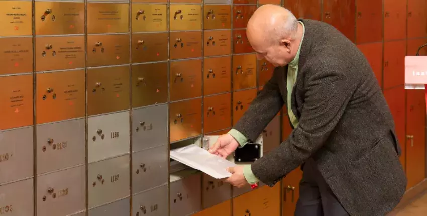 El hijo de la homenajeada, Mauro Hernández Benítez, introduce en la Caja de las Letras parte de la correspondencia y documentos de trabajo de Esther Benítez.