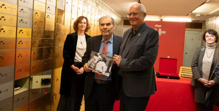 De izda. a dcha.: la secretaria general del Instituto Cervantes, Carmen Noguero; el catedrático y albacea de Juan Chabás, Javier Pérez Bazo; y el alcalde de Denia, Vicent Grimalt, con parte del legado depositado en la caja 1180