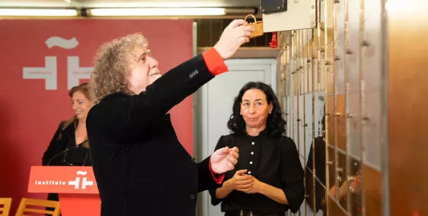 El escritor y profesor Jesús Salinas deposita una pieza de cestería tradicional que forma parte del legado del Pueblo Gitano a la Caja de las Letras. Fotos: Instituto Cervantes / Nuria Iniesta Sepúlveda