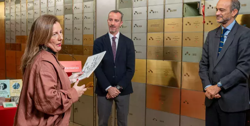 De izda. a dcha: La directora del Centro Cultural de España en Paraguay, Juan de Salazar (CCEJS), Laura Mesa; el embajador de España en Paraguay, Javier Parrondo y el director de gabinete del Instituto Cervantes, Miguel Albero, depositando el legado en la caja número 1608