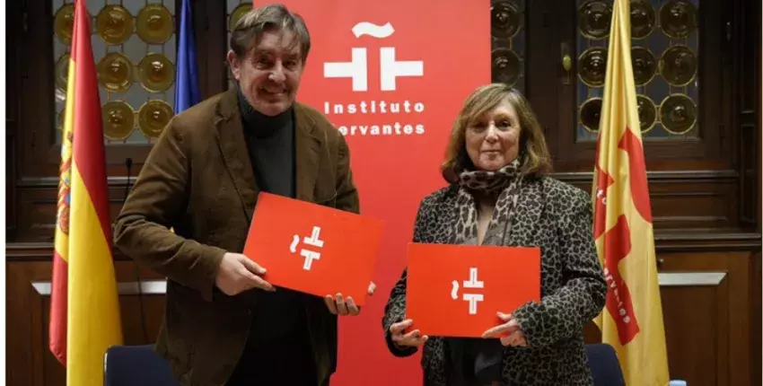 Pie de foto → El director del Instituto Cervantes, Luis García Montero, y la presidenta de la asociación Clásicas y Modernas, Amparo Zacarés, tras la firma del convenio. 