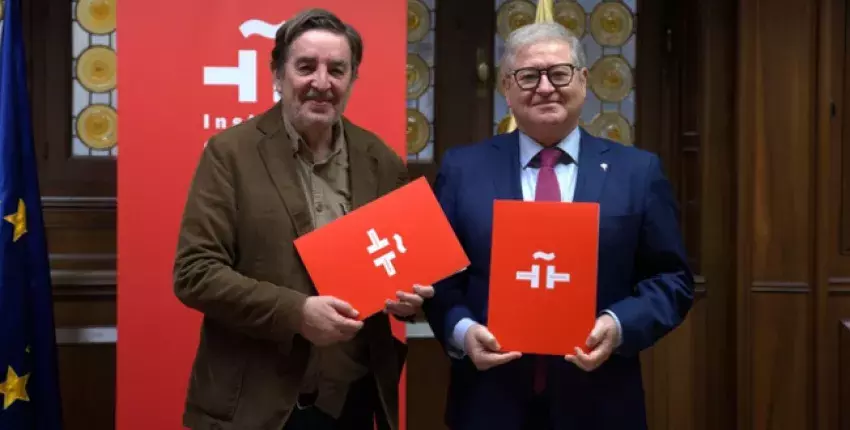 El director del Instituto Cervantes, Luis García Montero (izda.), y el director de la Fundación Academia Europea e Iberoamericana de Yuste, Juan Carlos Moreno Piñero