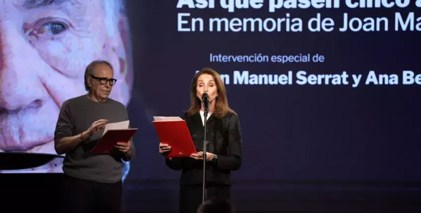 Durante el homenaje, los cantantes Joan Manuel Serrat y Ana Belén recitaron una selección de poemas en catalán y castellano, respectivamente, del Joan Margarit. 