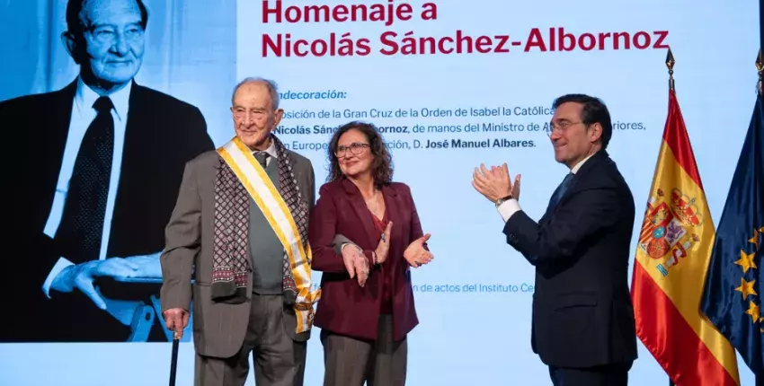Desde la izda.; el homenajeado, su hija, Evelina Sánchez-Albornoz, y el ministro de Exteriores, José Manuel Albares. 
