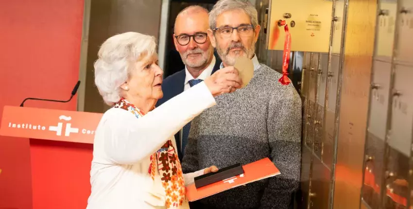 María Luz Altamira García-Tapia, nieta del homenajeado, introduce el legado en el cajetín n.º 1456 de la Caja de las Letras, ante la mirada del alcalde de El Campello, Juan José Berenguer (en último plano)