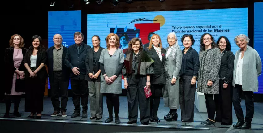 Foto de familia con los representantes institucionales y los familiares de las homenajeadas