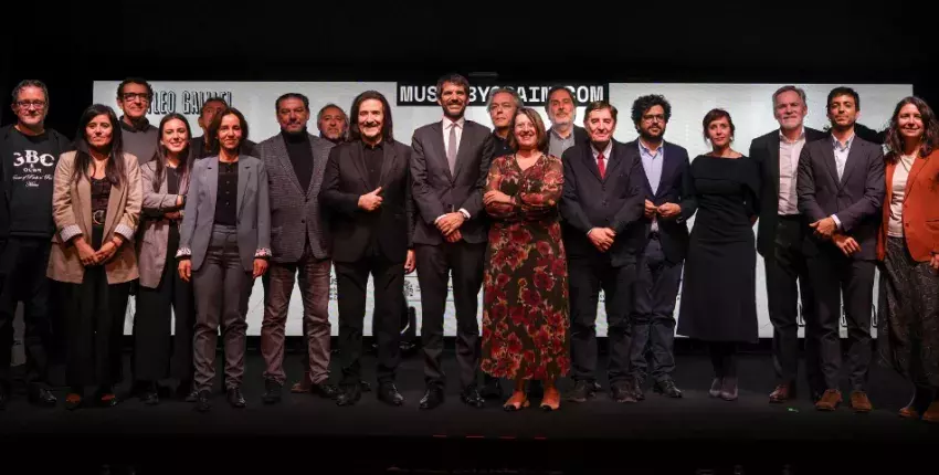 Foto de familia con los firmantes y representantes del acuerdo para la puesta en marcha de la oficina Music by Spain. Foto: Patricia Ruiz.