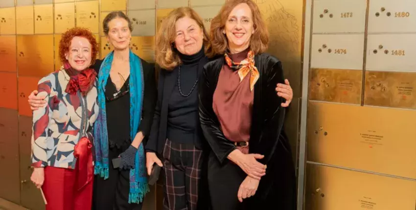 Tras el legado en la Caja de las Letras. Desde la dcha.: Carmen Noguero, secretaria general del Instituto Cervantes; Concha de la Serna, pintora y nieta de Concha Espina; Regina Navarro Sainz de la Mata, hija de la actriz Carmen de la Maza y bisnieta de la homenajeada, y Belén Yuste, escritora y testigo de honor.