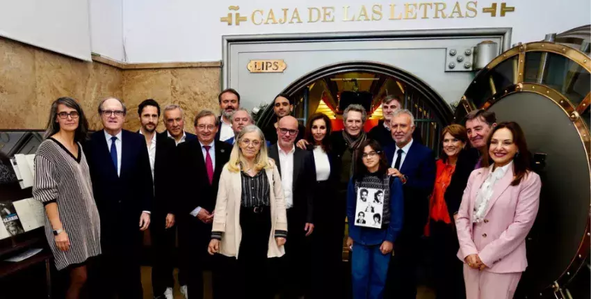 Foto de familia en el homenaje a las víctimas españolas desaparecidas en la dictadura argentina, en un acto con la presencia de representantes institucionales, artistas y familiares de víctimas