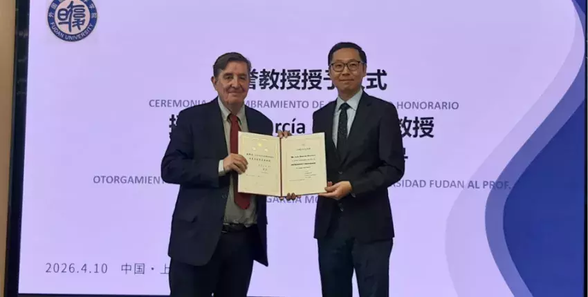 El director del Instituto Cervantes, Luis García Montero, y el vicerrector de la Universidad de Fudan, Jiang Yugang