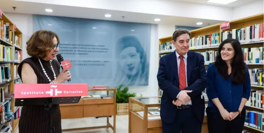 De izda. a dcha.: la directora del centro de Shánghai, Isabel Cervera; el director del Cervantes, Luis García Montero; y la directora de Cultura y Bibliotecas, Raquel Caleya, durante la inauguración de la Biblioteca Marcela de Juan en la megalópolis asiática esta tarde