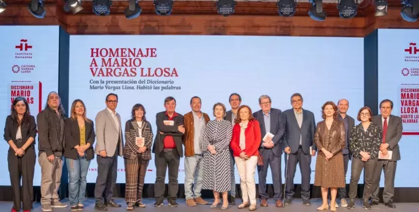 Foto de familia de la presentación del "Diccionario Vargas Llosa"