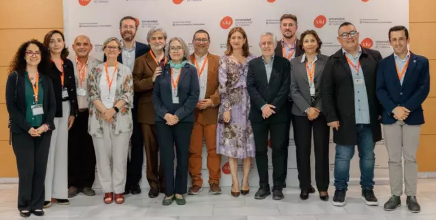 Foto de familia con varios de los participantes en la IX Asamblea General de la Asociación SICELE, entre ellos el director Académico del Instituto Cervantes y secretario ejecutivo de la Asociación SICELE, Álvaro García Santa-Cecilia (quinto por la dcha.)