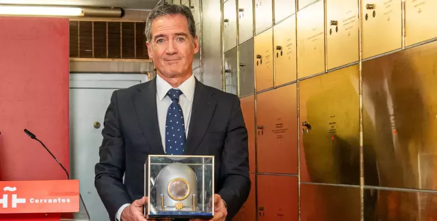 Gustavo Alonso, director de la Escuela de Ingenieros Aeronáuticos, sosteniendo la réplica de la escafandra que diseñó Emilio Herrera, antes de depositarla en la caja 1421 de la Caja de las Letras.