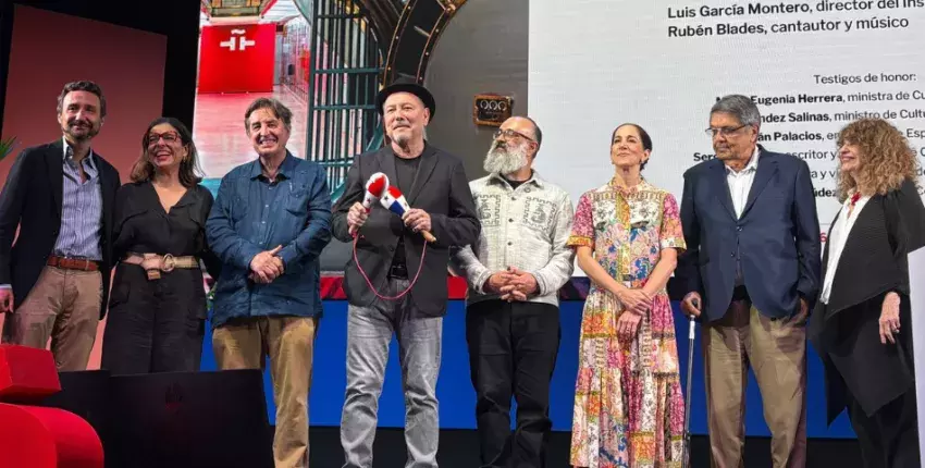 Foto de familia del legado de Rubén Blades en Panamá al Instituto Cervantes 