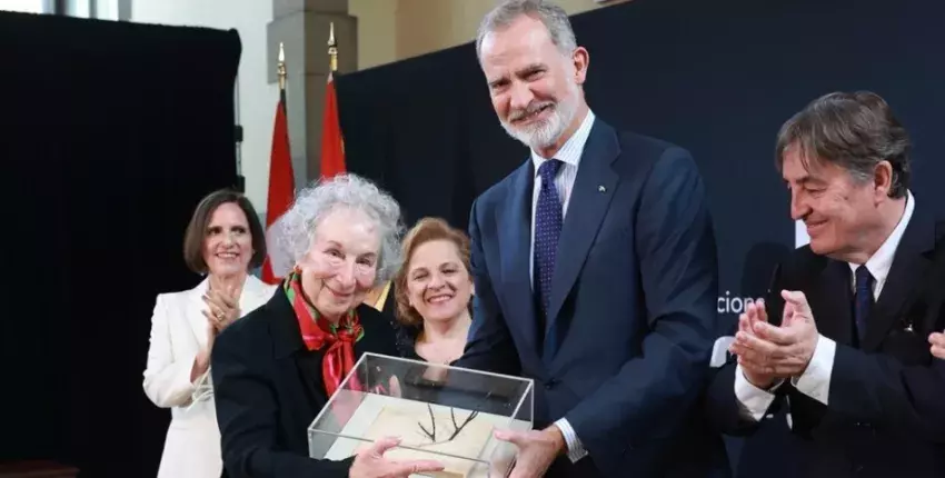 El Rey entrega el Premio Joan Margarit de Poesía a Margaret Atwood