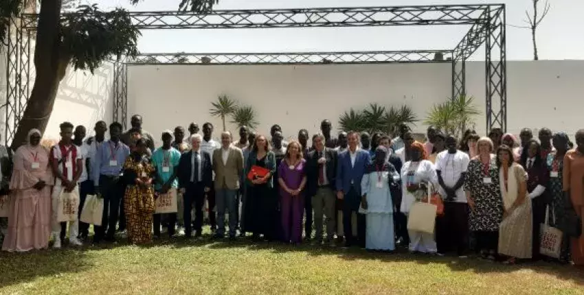 Foto de familia en el jardín del Cervantes de Dakar de los participantes en el congreso del español en el África subsahariana