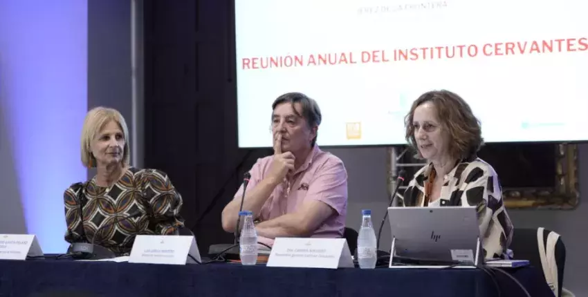 De dcha. a izda: La secretaria general del Instituto Cervantes, Carmen Noguero; el director del Instituto Cervantes, Luis García Montero; y la alcaldesa de Jerez de la Frontera, María José García-Pelayo, durante la sesión de clausura de la Reunión Anual del Cervantes en el Alcázar de Jerez