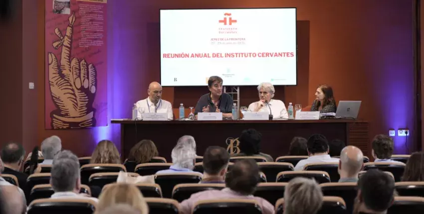 De izda. a dcha.: El director del centro de Mánchester, Martín López-Vega; el director del Instituto Cervantes, Luis García Montero; el escritor Juan Bonilla y la directora de proyectos de la Fundación Caballero Bonald, Josefa Parra, en la mesa redonda homenaje a Caballero Bonald.