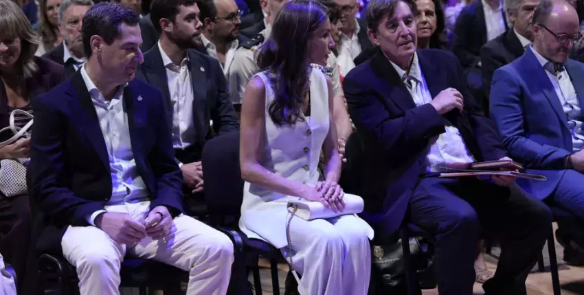 De dcha. a izda.: el director del Instituto Cervantes, Luis García Montero; la reina Letizia y el presidente de la Junta de Andalucía, Juanma Moreno, durante el acto de inauguración de la Reunión Anual del Instituto