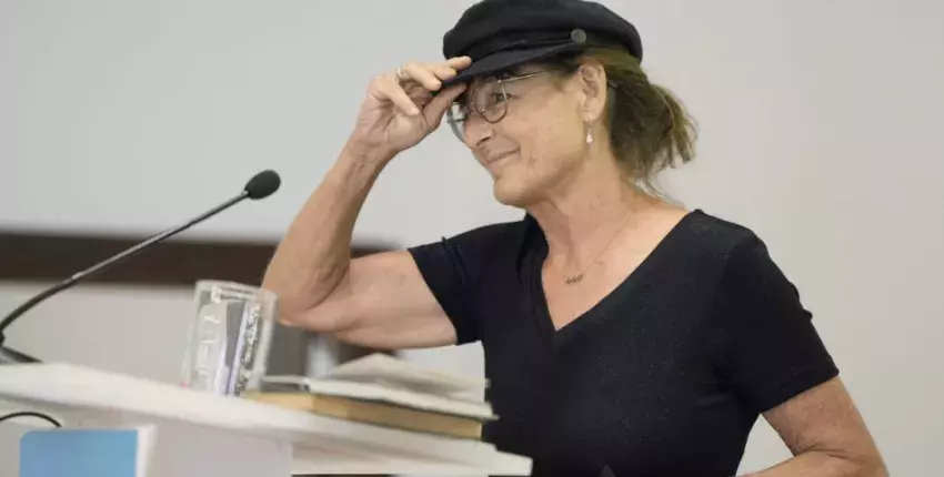Mariela Quiñones, hija del escritor homenajeado, posa con la gorra marinera que siempre llevaba puesta su padre y ha sido legada a la Caja de las Letras.