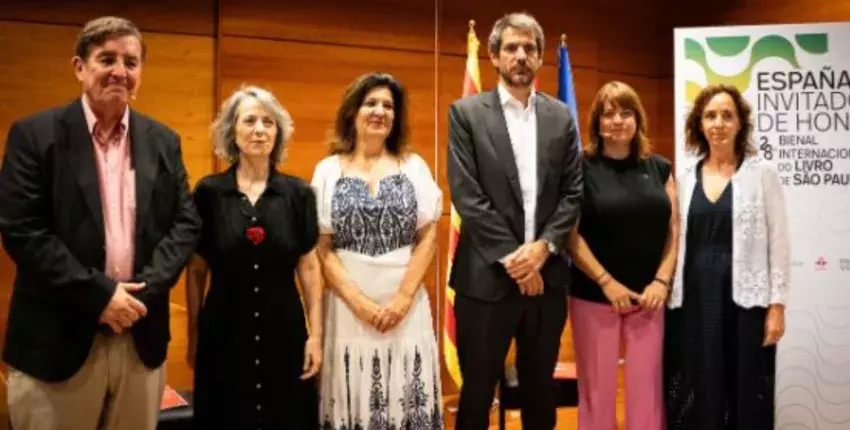 Luis García Montero, director del Instituto Cervantes; Marta Sanz, comisaria del programa literario en la Bienal; Sevani Matos, la presidenta da Cámara Brasileira do Livro; el ministro de Cultura, Ernest Urtasun; la directora general del Libro, del Cómic y de la Lectura del Ministerio de Cultura, María José Gálvez; y la directora de Programación de Acción Cultural Española (AC/E), Inmaculada Ballesteros