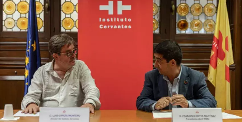 El director del Instituto Cervantes, Luis García Montero, y el presidente de la junta directiva de la Asociación Fondo Andaluz de Municipios para la Solidaridad Internacional, Francisco Reyes Martínez, durante la firma del convenio.