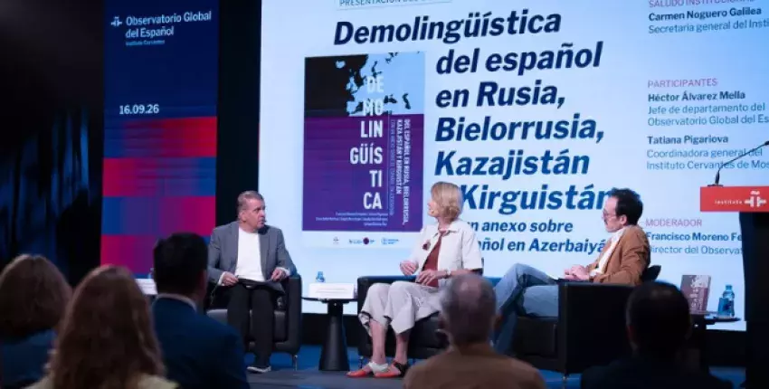 De izda. a dcha.: El director del Observatorio Global del Español, Francisco Moreno Fernández; la coordinadora del centro Cervantes de Moscú; Tatiana Pigariova; y el jefe de departamento del Observatorio Global del Español, Héctor Álvarez Mella, durante la presentación del estudio Foto: Instituto Cervantes / Sandra Contreras.