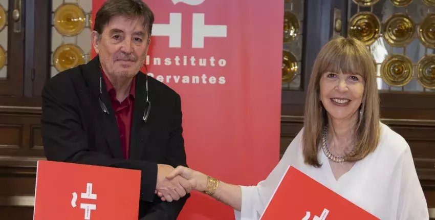 El director del Instituto Cervantes, Luis García Montero, y la presidenta de la Asociación de Cervantistas, Ruth Fine, tras la firma del convenio