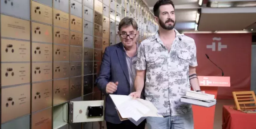 El hijo del homenajeado, Miguel Aute, introduciendo el legado en la caja nº991 junto a el director del Instituto Cervantes, Luis García Montero. 
