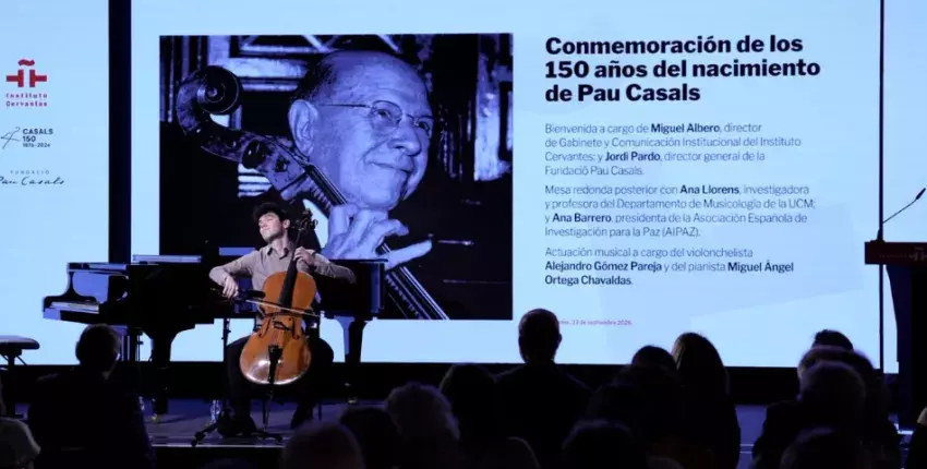 El violenchelista Alejandro Gómez Pareja, durante el acto conmemorativo a la figura de Pau Casals.