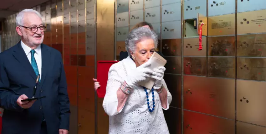 Paloma Arniches, nieta del escritor homenajeado, besa el manuscrito original de La señorita de Trévelez. Foto: Instituto Cervantes / Sandra Contreras