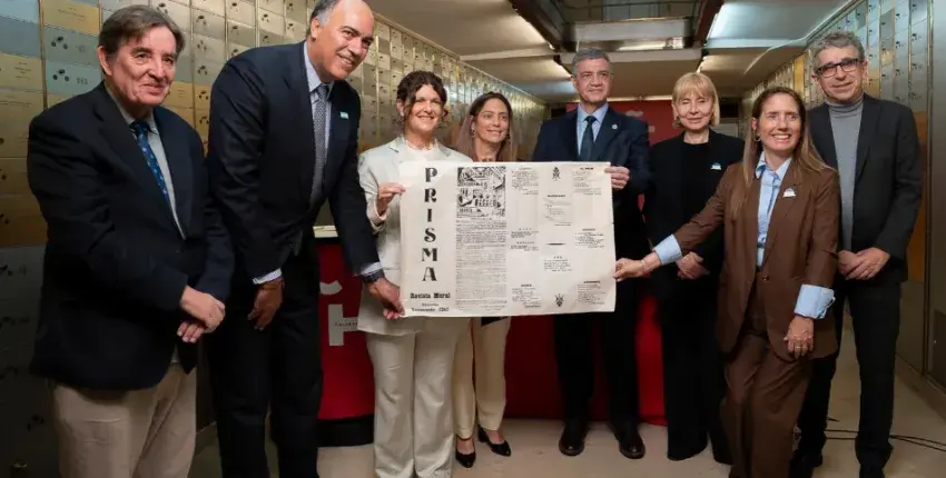 Foto de familia de los participantes en el legado sosteniendo un ejemplar de la revista mural literaria "Prisma", en la que participó Borges.