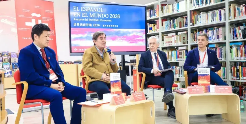 De izda. a dcha: el vicedecano de la Universidad de Estudios Internacionales de Shanghái (SISU), Yan Ming; el director del Cervantes, Luis García Montero; el director académico de la institución española, Álvaro García Santa-Cecilia; y el director del Observatorio Global del Español, Francisco Moreno Fernández; en la rueda de prensa de presentación del anuario. Foto: Instituto Cervantes