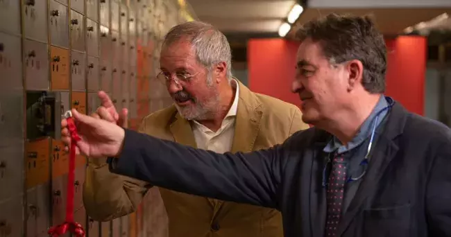 	   Luis García Montero, director del Instituto Cervantes, y Fernando Rodríguez Lafuente, director de la Revista de Occidente introducen el legado en la caja n.º 914