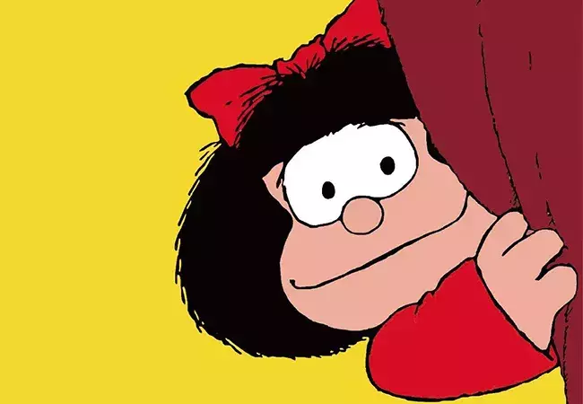 «Bienvenidos al mundo de Mafalda: 60 aniversario» El personaje de Quino, Mafalda, se asoma tras una cortina