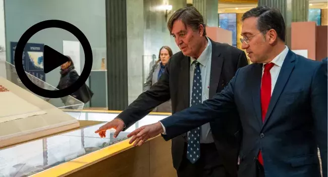 inauguración de la muestra «La mitad del mundo. La mujer en el México indígena» Garcia Montero y José Manuel Albares en la inauguración de la muestra «La mitad del mundo. La mujer en el México indígena»