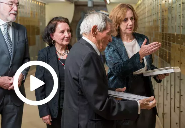 Legado Real Academia de Ingeniería El ingeniero Amable Liñán, en el centro acompañado a su izqda. por su esposa, deposita su legado en la caja 1161; a la izqda, el presidente de la Real Academia de Ingeniería, Jaime Domínguez, y a la dcha. la secretaria general del Cervantes, Carmen Noguero