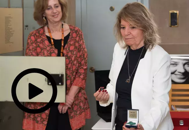 La presidenta de la Fundación Walsh Facio, Graciela García, muestra la tortuga Manuelita entregada a la Caja de las Letras y, detrás, la secretaria general del Cervantes, Carmen Noguero.
