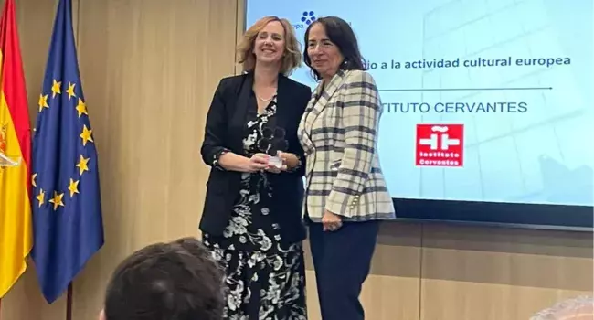 	   Carmen Noguero (izda.), secretaria general del Instituto Cervantes, recoge el Premio Aquí Europa en las sede de la REPER de Bruselas